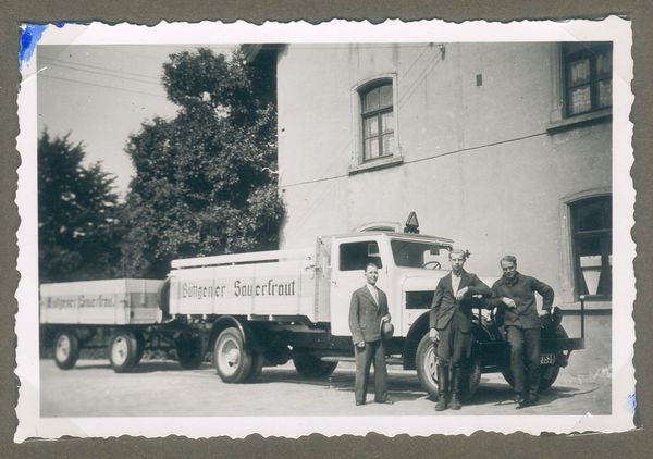 Geschäftsführer Heinrich Blömer, Fahrer Michael Mertens und Beifahrer Karl Paus mit einem LKW vor der Büttgener Sauerkrautfabrik