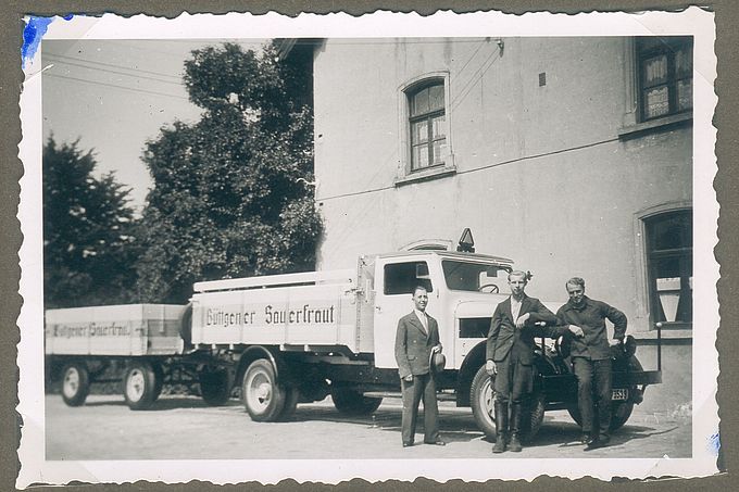 Geschäftsführer Heinrich Blömer, Fahrer Michael Mertens und Beifahrer Karl Paus mit einem LKW vor der Büttgener Sauerkrautfabrik