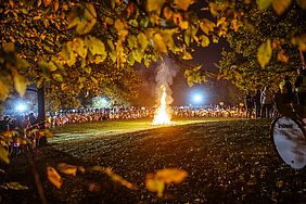 St.Martins-Feier mit Feuer im Kaarster Stadtpark.
