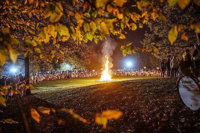 St.Martins-Feier mit Feuer im Kaarster Stadtpark.