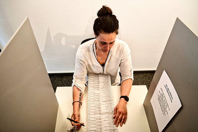 Person in Wahlkabine