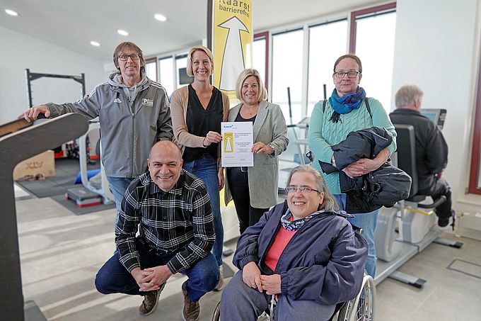 V.l.: Thomas Zimmermann (Begehungsteam), Altan Ari (Integrationsbeauftragter), Physio Trend-Geschäftsführerin Tanja Dietrich, Bürgermeisterin Ursula Baum Monika Wittgen (Begehungsteam) und Marianne Michael-Fränzel(Begehungsteam)