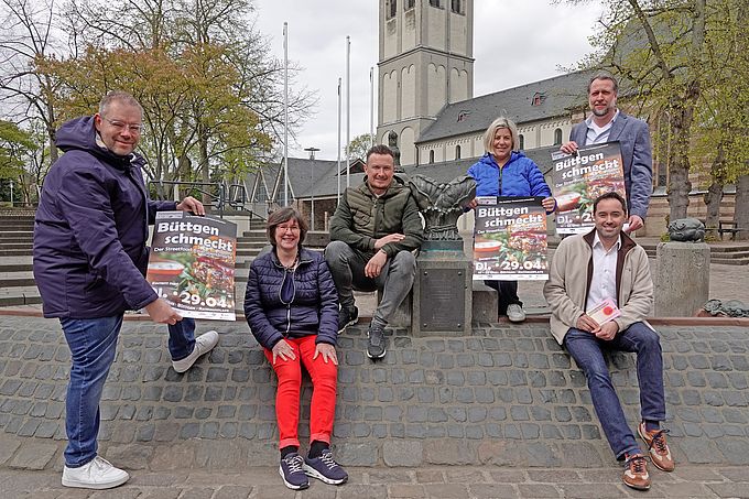 Feierabendmarkt Büttgen: Marc Pesch, Heike Schäfer, Dustin Thissen, Ursula Baum, Felix Hemmer und Patrick Lessmann.