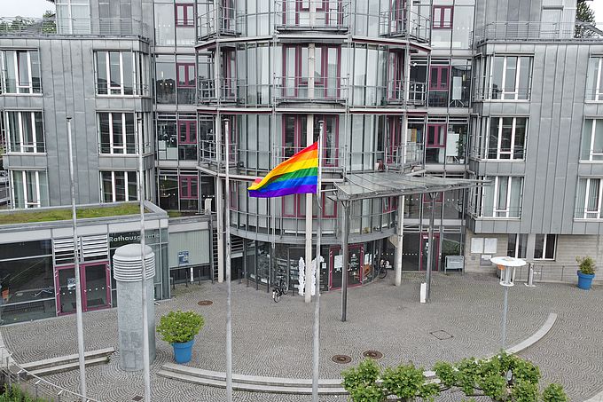 Regebogenfahne vor dem Kaarster Rathaus