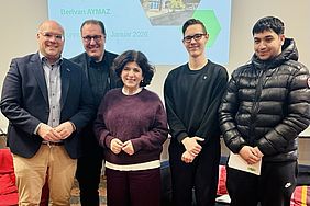 Gruppenfoto zum Besuch der Landtagsvizepräsidentin Berivan Aymaz an der Kaarster Realschule, Januar 2026.