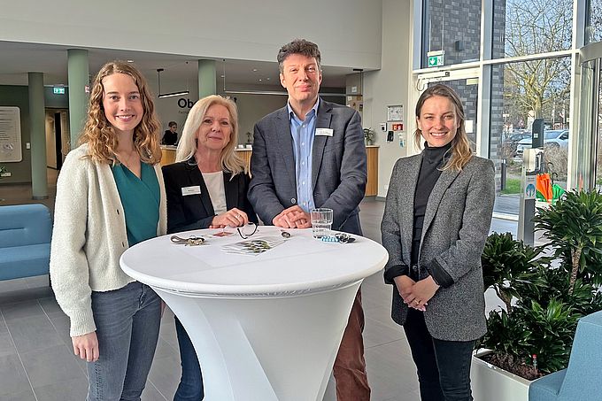 Auf dem Bild zu sehen sind Madita Beeckmann - Marion Kühn - Prof. Dr. Christian Lange-Asschenfeldt - Nora Nörenberg.