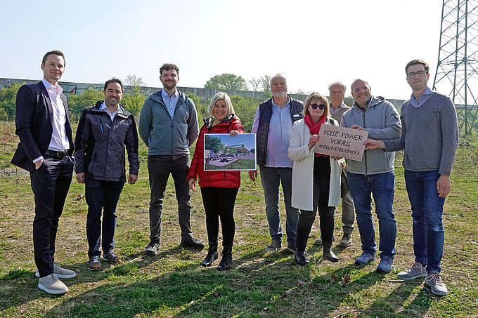 von links: Thomas Hau (Pfalzwerke AG), Felix Hemmer (Wifö Kaarst), Lenard Faber (Pfalzwerke AG), Bürgermeisterin Ursula Baum, Herbert Palmen und Hildegard Kuhlmeier (beide SPD Kaarst), Gerd Schmitz (FWG), Christian Horn-Heinemann (CDU) und Dominik Broda (Grüne