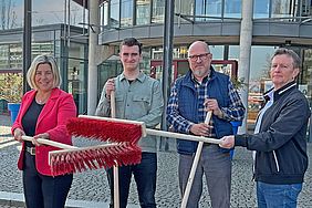 Bürgermeisterin Baum, Jungschützenmeister Sebastian Schmitz von der St. Sebastianus-Schützenbruderschaft Holzbüttgen und Thomas Becker von der St. Sebastianus-Schützenbruderschaft Kaarst, Leiter Baubetriebshof Ralf Stübben