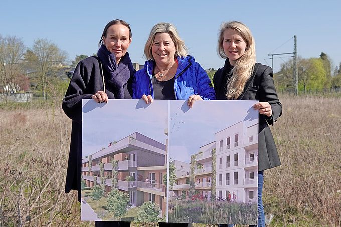 Bauprojekt Birkhofstraße: Investorin Sandra Besch, Bürgermeisterin Ursula Baum und Architektin Sarah Leibeling präsentieren die Bauplanung.