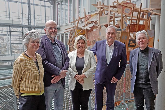Sie arbeiten gemeinsam für den Erhalt des Bürgerschwalbennest: Professorin Suse Wiegand, Dr. Jan Wiegand, Bürgermeisterin Ursula Baum, Stephan Meiser (Sparkasse Neuss) und Dr. Helmut Blochwitz