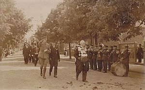 Schützenkönig Hermann Krause bei der Regimentsabnahme mit dem NSDAP-Ortsgruppenleiter Rudolf Scheibner auf der Adolf-Hitler-Straße in Büttgen (1934)