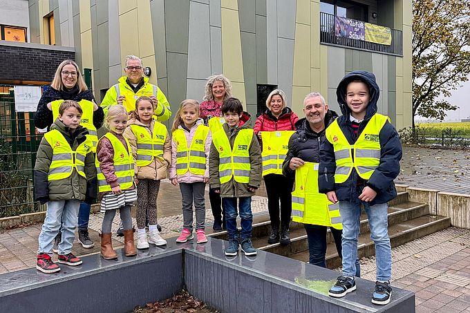 Sie freuen sich über mehr Sicherheit nicht nur für die Erstklässler der Grundschule Vorst: Melanie Schmieglitz (Stadt Kaarst), Stephan Vetten (Verkehrswacht), Cornelia Lobmayer (Schulleiterin GGS Vorst), Bürgermeisterin Ursula Baum und Michael Wilms.