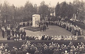 Versammlung zum „Tag der nationalen Arbeit“ am Kriegerehrenmal in Kaarst am 1. Mai 1933 – Stadtarchiv Kaarst