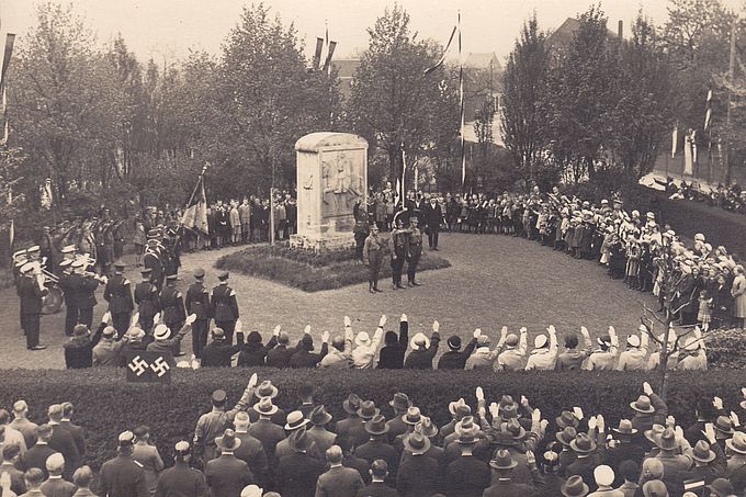 Versammlung zum „Tag der nationalen Arbeit“ am Kriegerehrenmal in Kaarst am 1. Mai 1933 – Stadtarchiv Kaarst