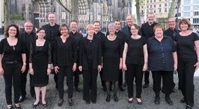 Mitglieder der Capella Vocale Kaarst vor dem Kölner Dom