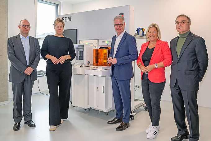 v.l. Achim Kohler (Geschäftsführer „Parker Hannifin“), Wirtschaftsministerin Mona Neubaur, Jürgen Steinmetz (IHK), Bürgermeisterin Ursula Baum, Paul Waltner (AES Motomation)