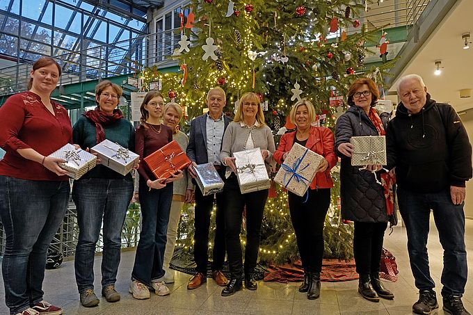 Auf dem Foto sind vor dem Weihnachtsbaum im Kaarster Rathaus folgende Personen zu sehen: v.l.n.r. Mara-Lena Hahn, Maike Neumann, Elina Gaspers, Sigrid Hecker, Georg Gaspers, Michaela Orzesek, Ursula Baum, Rena Wertheim, Leo Erdtmann
