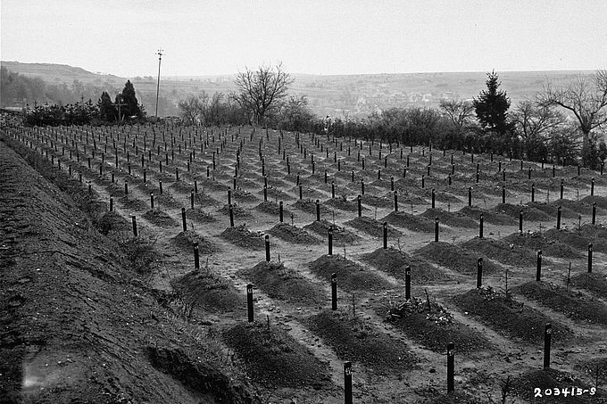 Ein historisches Foto des Friedhofs der Tötungsanstalt Hadamar.