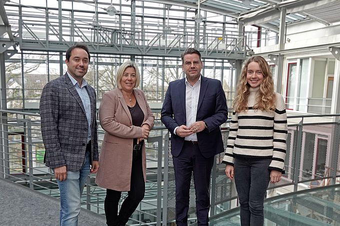 Felix Hemmer (WiFö), Bürgermeisterin Ursula Baum, Thomas Gütgens (Hauptgeschäftsführer der Kreishandwerkerschaft Niederrhein) und Madita Beeckmann (WiFö).