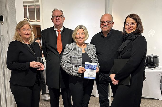 Auf dem Bild von links nach rechts: Stellv. Vorsitzende Frau Mis-Gunkel (Trägerverein Chor der Stadt Kaarst e.V.), Chorleiter Hans-Michael Dücker, Bürgermeisterin Ursula Baum, Schatzmeister Herr Hogenkamp und Vorsitzende Frau Kaumanns