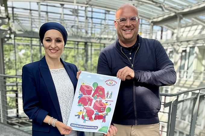Integrationsbeauftragte Halide Özkurt und Bürgermeister Christian Horn-Heinemann halten ein Plakat für die Interkulturelle Woche 2026.