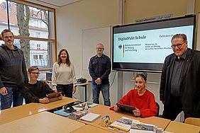 (v.l.) Marco Bumblies (Stadt Kaarst), Liam (Schüler), Ariane Adrian (Realschule Kaarst), Marcel Stelzmann (Stadt Kaarst), Sama (Schülerin), Torsten Sotowic (Realschule Kaarst). 